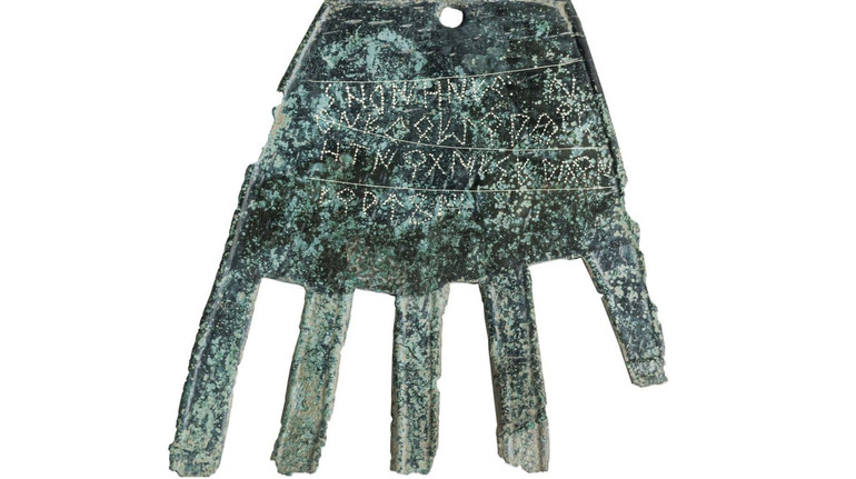 Археологи дослідили напис на 2000-річній бронзовій руці: ймовірно, це зразок загадкової стародавньої мови