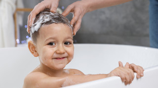 Як часто треба мити волосся дитині? Відповідає лікар-трихолог
