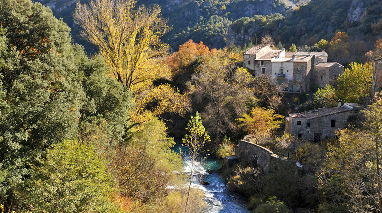 Врятувало вино: у Франції 77-річний чоловік три дні не міг вибратися з глибокої ущелини