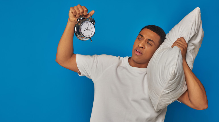 Прокидаєтеся незадовго до сигналу будильника? Вчені пояснили, чому так буває