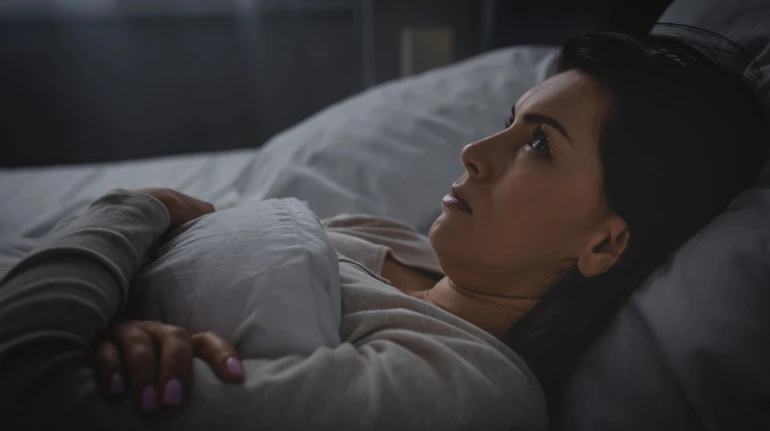 Мозок не вимикається: чому перевтома провокує безсоння