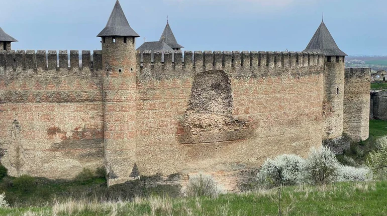 У Чернівецькій області частково обвалилася стіна Хотинської фортеці: що відомо