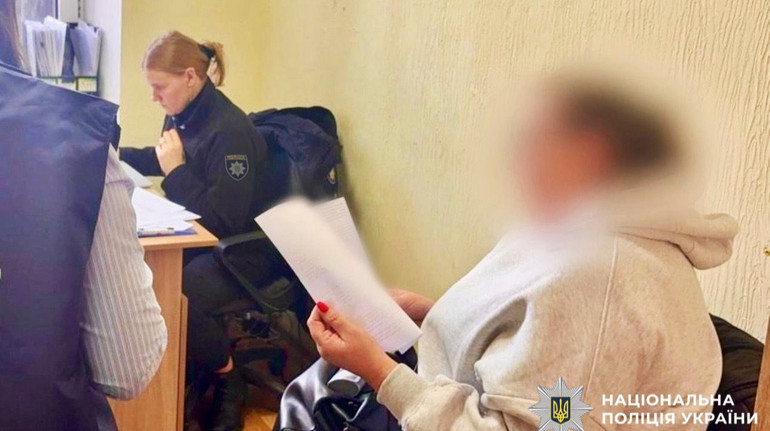Завдавала болю та обмежувала доступ до їжі і води: на Київщині отримала підозру мати-вихователька ДБСТ