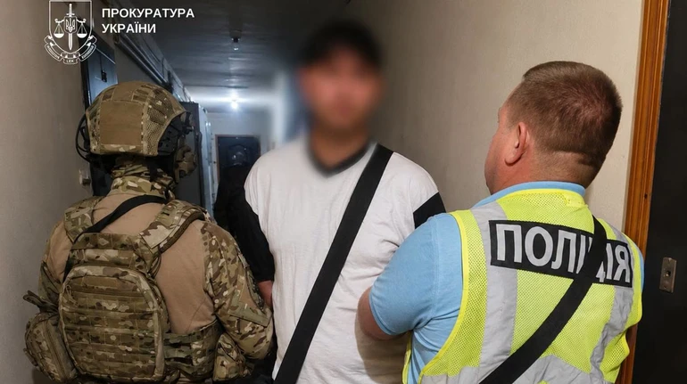 Зв'язав, закрив рот кляпом і погрожував ножем: у Києві ремонтник обікрав літню жінку