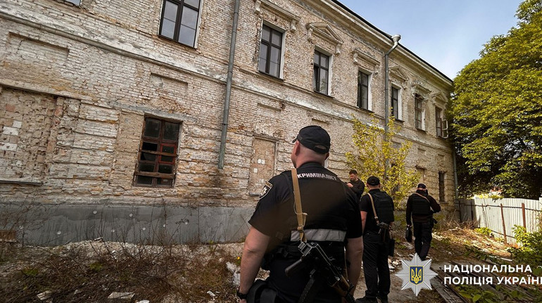 У дворі Києва знайшли людські кістки: поліція з’ясувала, що це археологічні рештки