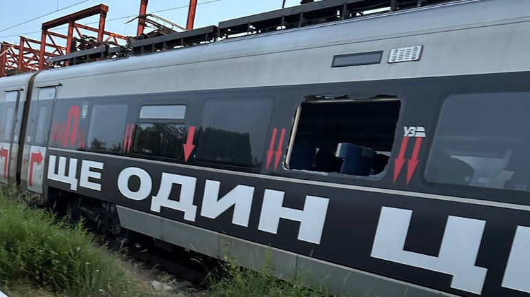 Через російську атаку пошкоджено поїзд, розписаний американською художницею