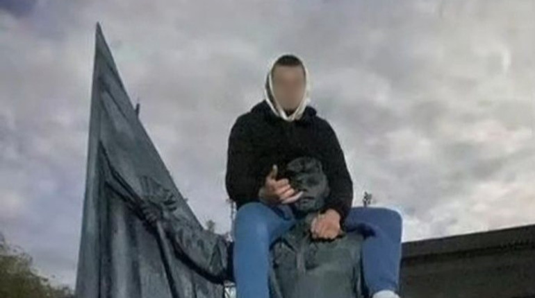 На Тернопільщині підліток виліз на пам’ятник герою Небесної Сотні: його матір оштрафували