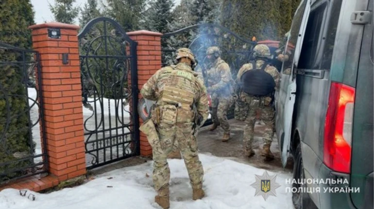 Били й утримували в шафі: на Львівщині четверо чоловіків викрали підлітка й вимагали у нього грошей