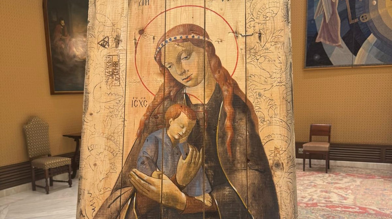 It became known who wrote the icon on the boxes from under the rais