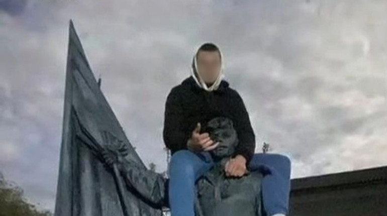 На Тернопільщині підліток заради фото виліз на пам’ятник герою Небесної Сотні: поліція обіцяє покарання
