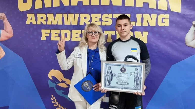 Виштовхував 32 кілограми: 12-річний українець встановив світовий рекорд із гирьового спорту