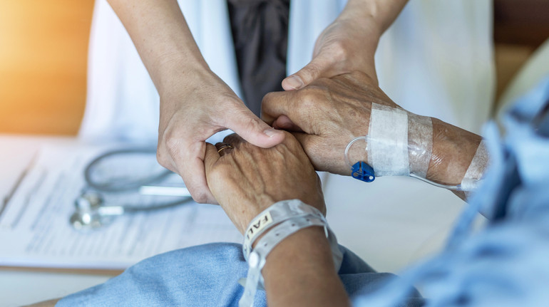 В Україні офіційно не визнана професія доули смерті: що кажуть у Мінсоцполітики та МОЗ