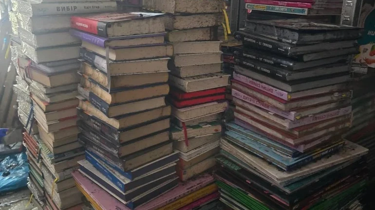 Вогонь не дочитав: Книголав продає вцілілі книжки після атак на склади