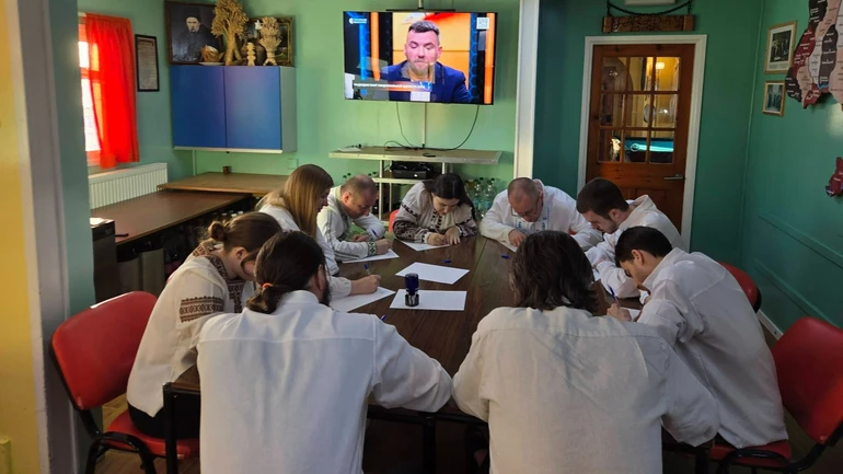 Встав і вийшов. Як українці сміялись і розчулювались на Радіодиктанті-2026