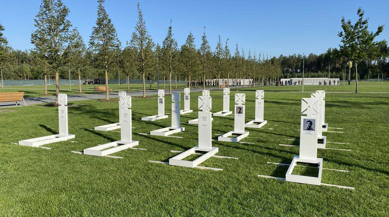 На військовому меморіальному кладовищі відбулися перші поховання: Зеленський показав церемонію
