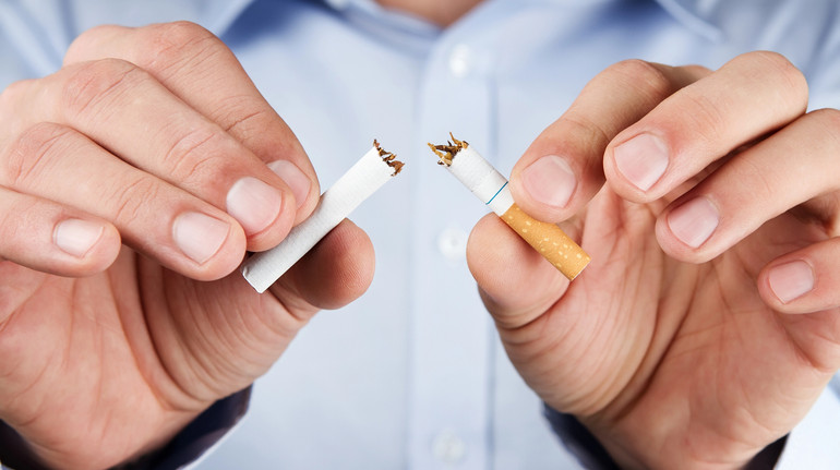 To quit yet: the rejection of cigarettes even at the middle age significantly slows down the aging of the brain