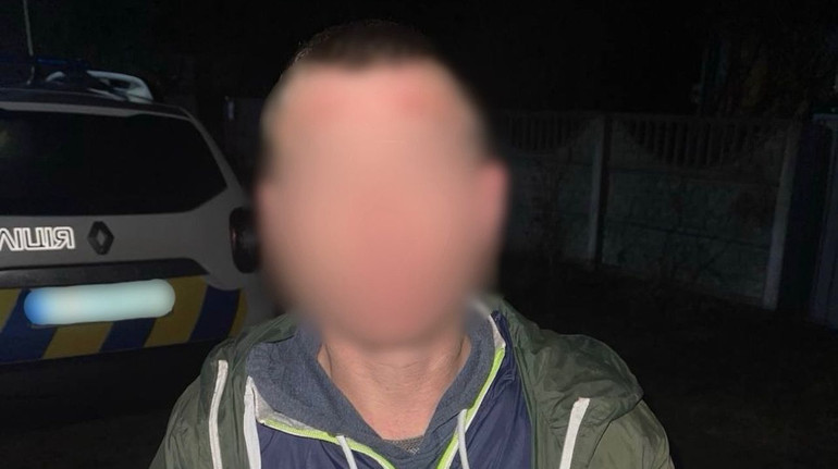 На Київщині затримали чоловіка, який протягом року ґвалтував своїх неповнолітніх падчерок