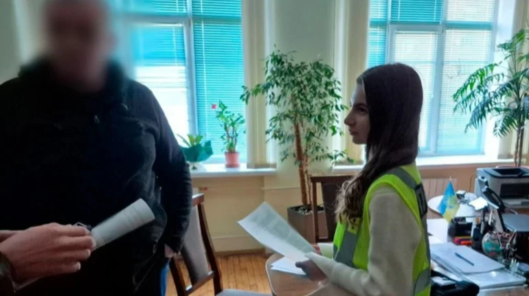 У Києві посадовцю управління освіти оголосили нову підозру через невиплату допомоги дітям-сиротам