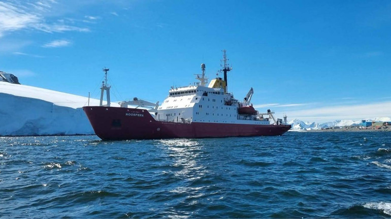 2 години маневрував між айсбергами: український криголам Ноосфера вперше перетнув полярне коло