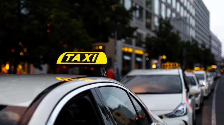 Нібито заважав апарат ШВЛ: у Львові водій інклюзивного таксі відмовився везти дитину з інвалідністю