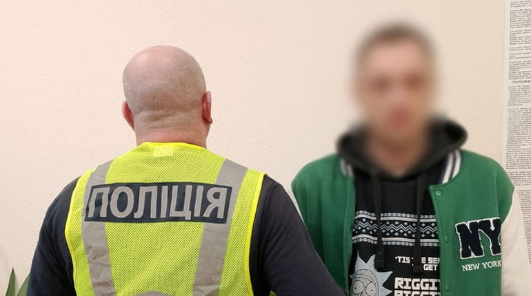 У Києві чоловік побив і пограбував жінку, яку запросив на побачення