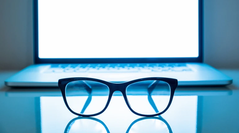 Чи ефективні окуляри від синього світла: що кажуть лікарі й наука