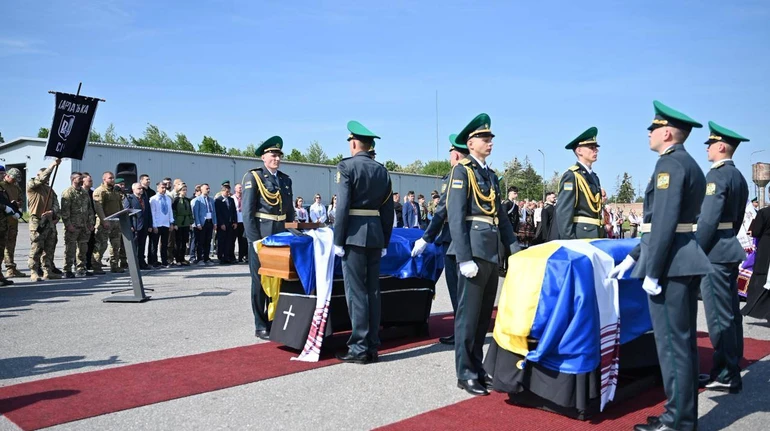 Перепоховання останків лідера ОУН: труни з прахом Андрія Мельника та його дружини зустріли на кордоні