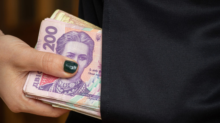 Виманила у дитини пів мільйона гривень: в Івано-Франківську жінку засудили за шахрайство