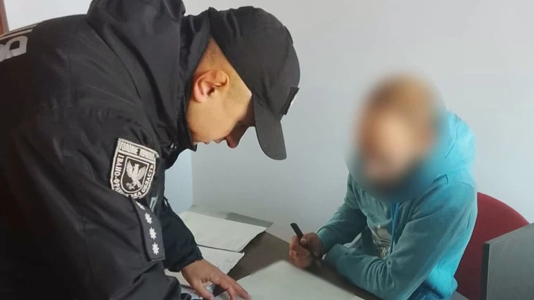 Тягнув колоди та падав: на Прикарпатті на власника склали протокол через жорстоке поводження з конем