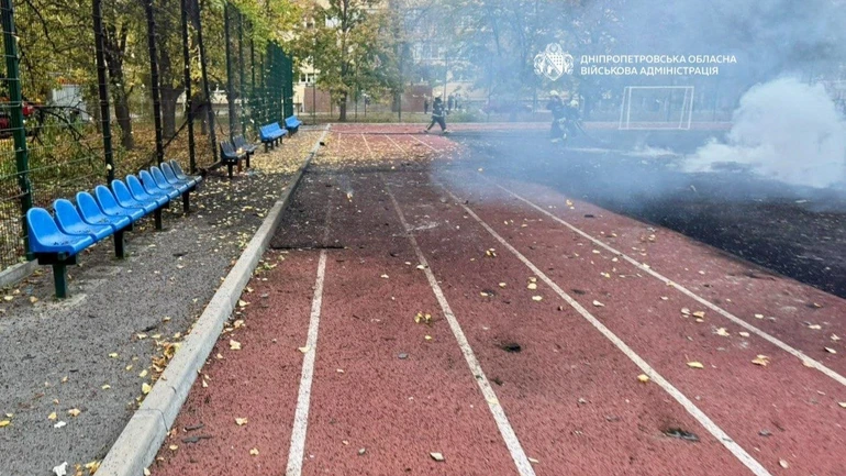 У Дніпрі через обстріл РФ пошкоджений стадіон місцевої школи