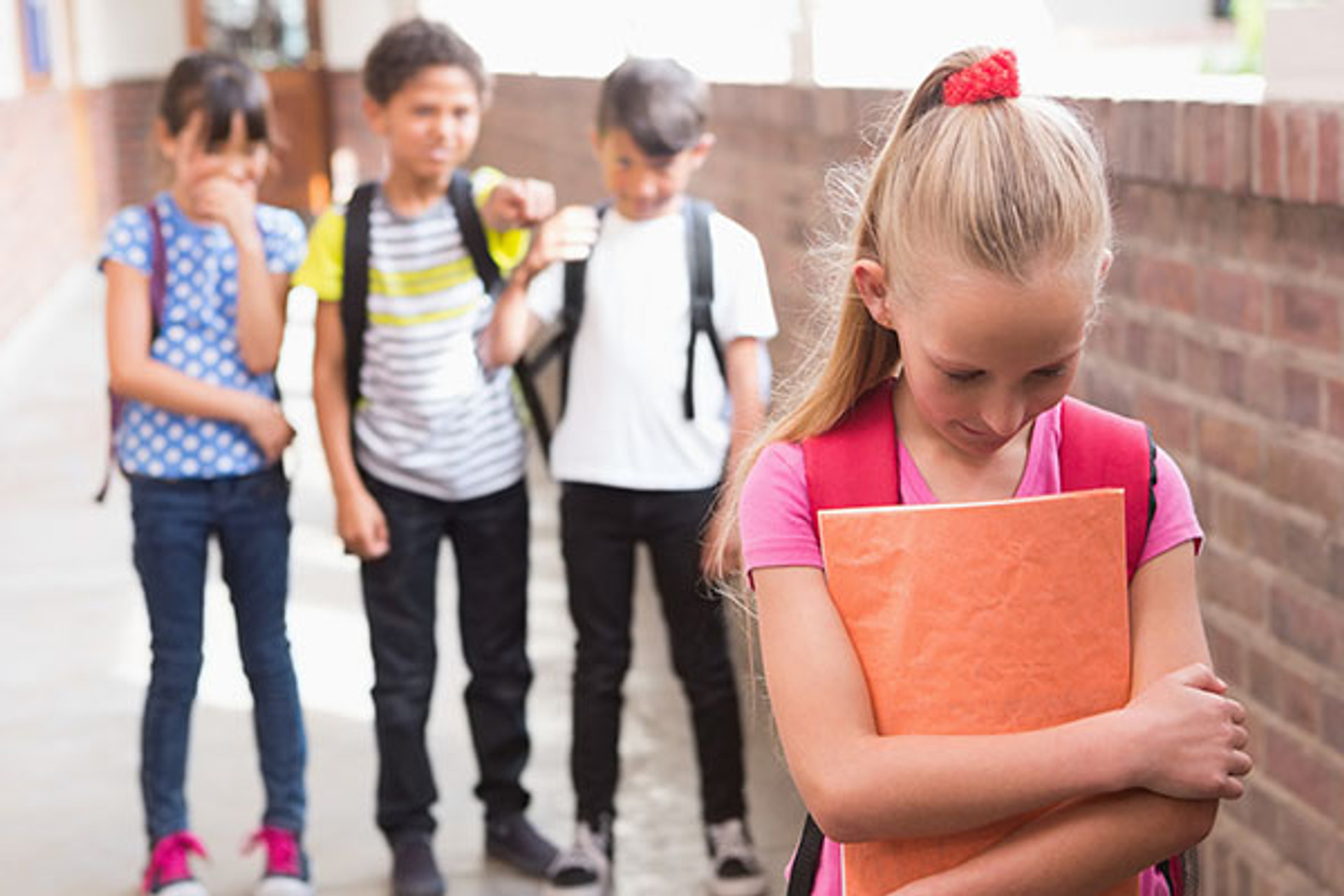 Ребенок переходит в новую школу. Девочка идет в школу. Ребенок переходит в новую школу. Подростки в школе. Новенькие в школе.