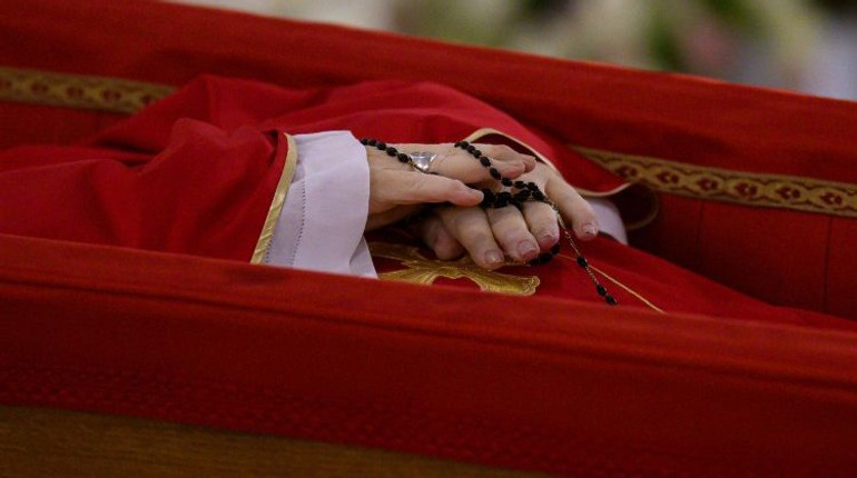 Це був інсульт, який забирає життя за години: лікар розповів про стан Папи Франциска перед смертю