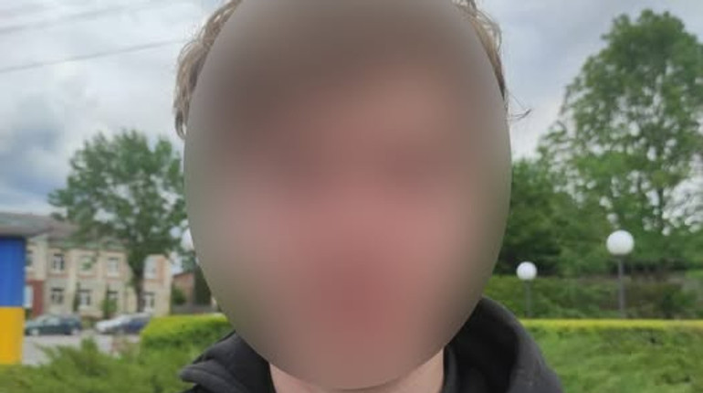 Зґвалтував малолітню, а потім погрожував її вбити: на Хмельниччині судитимуть 19-річного юнака