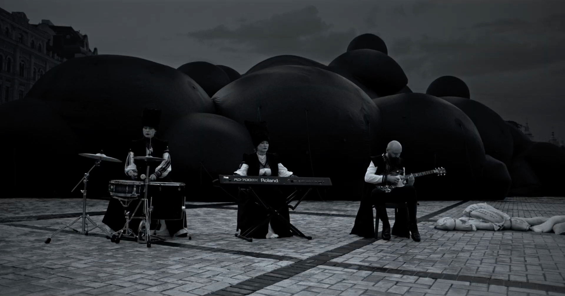 Етногурт "ДахаБраха" заспівав колискову для викрадених Росією українських дітей під Black Cloud