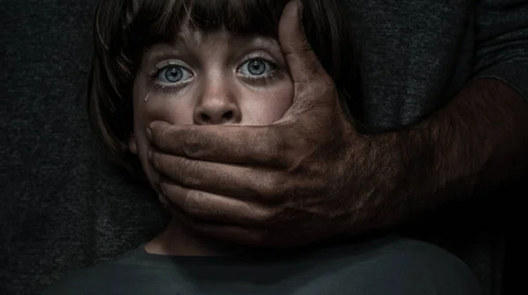 15 років за ґратами проведе чоловік, який упродовж трьох років ґвалтував двох дівчаток