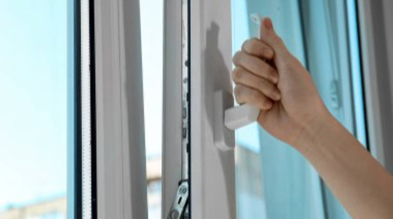 У Запоріжжі мати з 8-річною донькою випали з вікна: ймовірно, жінка викинула дитину і стрибнула сама