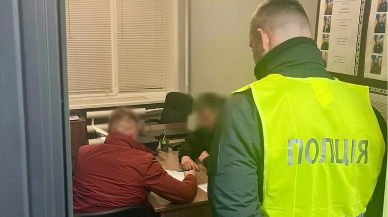 У Києві посеред парку чоловік побив своє цуценя: на нього склали адмінпротокол