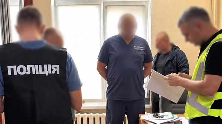 У лікарні Києва викрили схему вимагання грошей з лікарів за можливість працювати