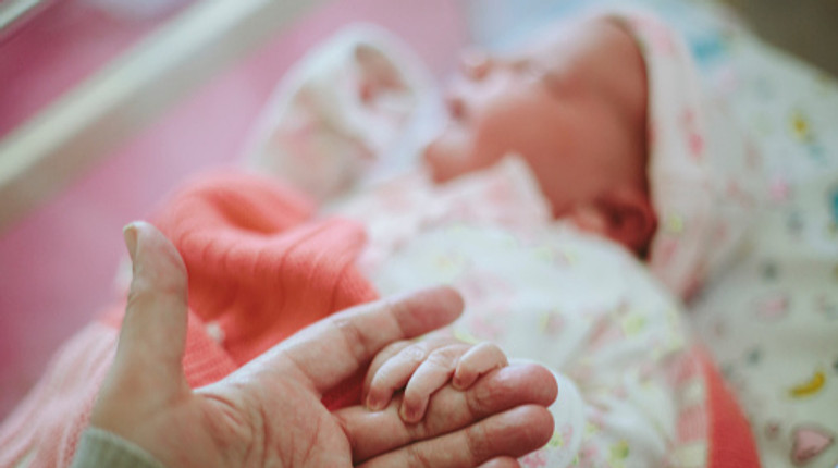 Неонатальна допомога малюкам: хто може скористатися та де надають такі послуги