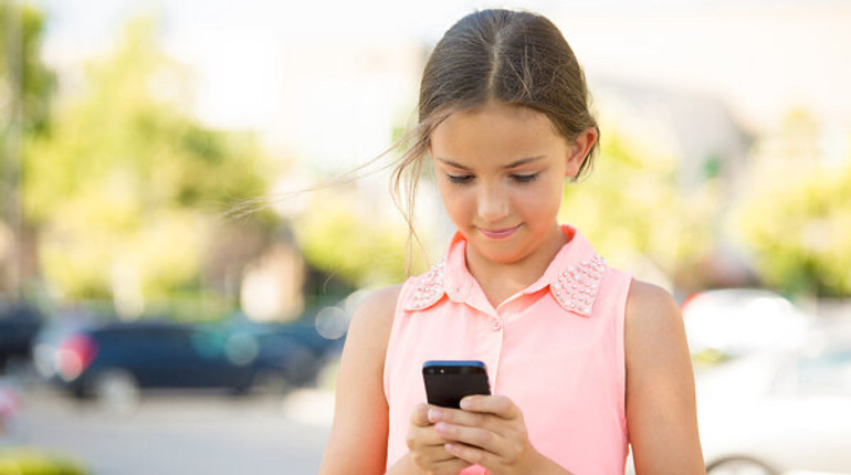 Дитина до 12 років користується смартфоном? Вчені попереджають про два несподіваних ризики
