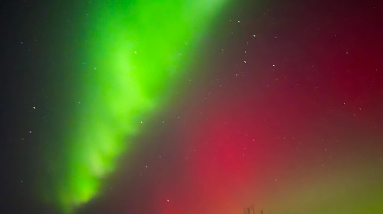 Смарагдове (і не тільки) небо: добірка фото полярного сяйва над Україною