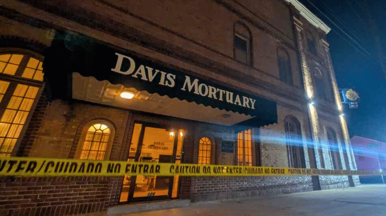 У США за прихованими дверима моргу знайшли 20 тіл: родинам віддавали урни не з прахом