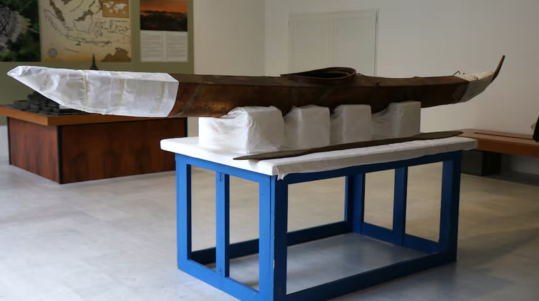 Каяк у тюленячій шкірі та інші: Ватикан передав Канаді понад 60 артефактів корінних народів