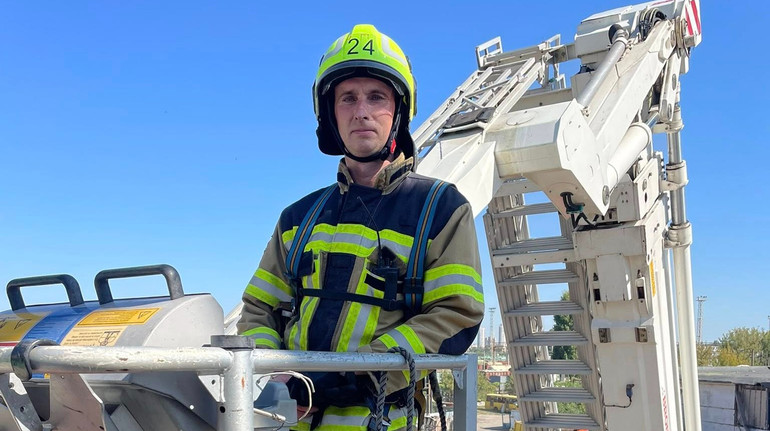 Боролися за життя 18 днів: помер рятувальник, який потрапив під повторний російський удар у Києві