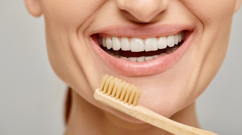 Зубна паста з волосся? Вчені знайшли новий спосіб захистити емаль від руйнування