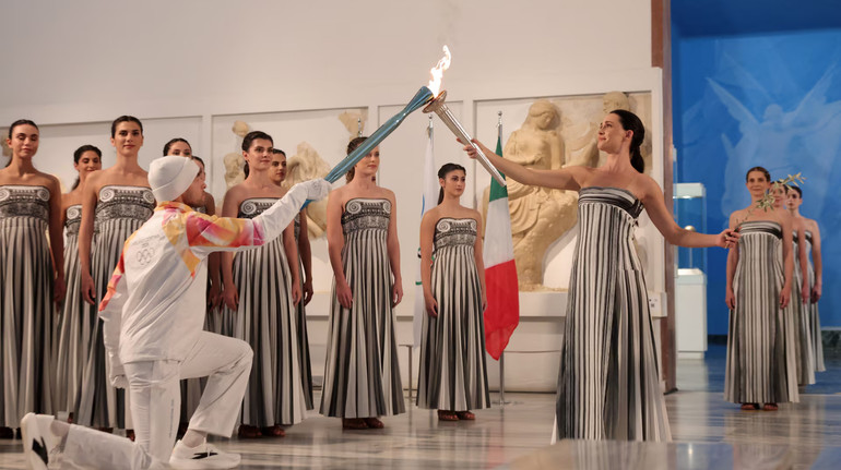 Вперше церемонію запалення олімпійського вогню провели в археологічному музеї, замість стадіону