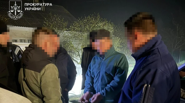 Поки матір була у лікарні: на Хмельниччині вітчим зґвалтував 11-річну дитину