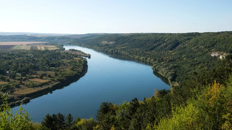 Рівень води у Дністровському водосховищі впав до найнижчої позначки: приплив складає лише 20%