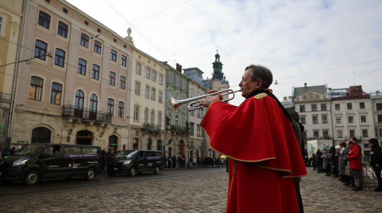 Силенція на Площі Ринок. Як Львів віддає останню шану Героям