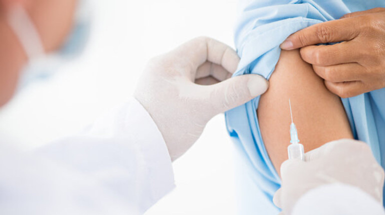 Не лише захист від хвороб: 4 щеплення, які можуть знизити ризик деменції